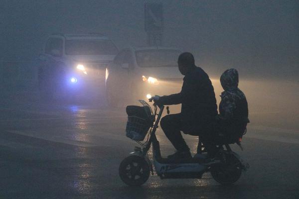 霓虹下的博弈與浪漫：在尖沙咀馬會，讀懂香港的「心跳」 