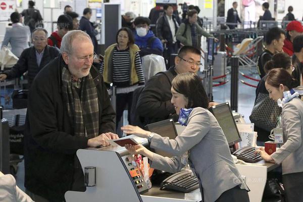 女儿嫁了有钱人，母亲去看她，每次都不进家门