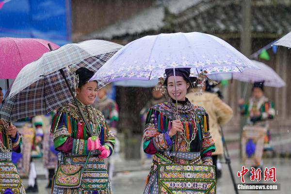 最美逆行！行李箱滾落砸向老人 小夥狂奔截住