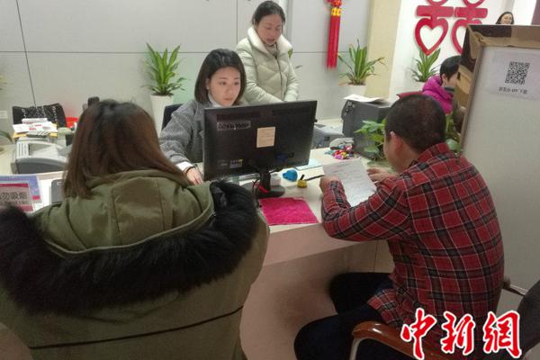 真人黑寡妇？俄罗斯最美女兵出炉:金发及腰 枪法精准