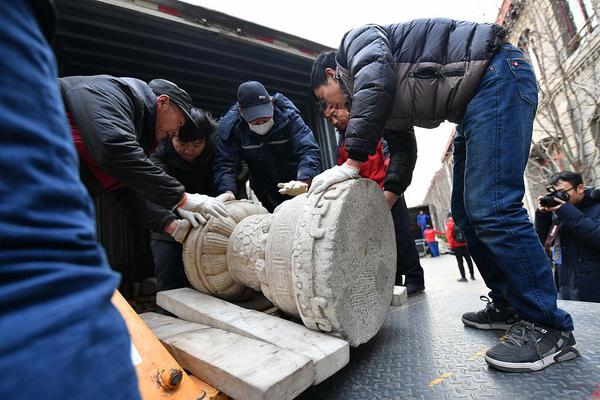 雨夜车悬百米山崖 司机死踩刹车90分钟全车人得救