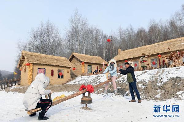 山东青岛全国爱鸟周春光中的火烈鸟