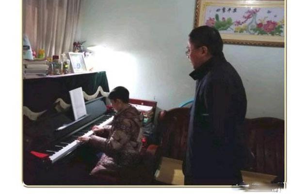 村民自办“村晚”欢庆劳动节
