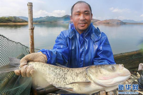 美国两艘导弹级驱逐舰穿越台海 外交部：全程掌握