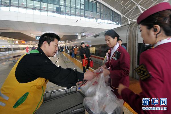 四月茶乡春意浓 满山都是采茶人