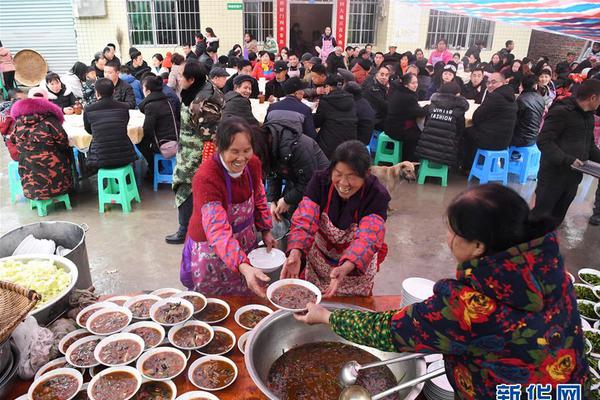 广东两对门邻居杠上了，男子家门槛高2公分，女子重建要比他家高