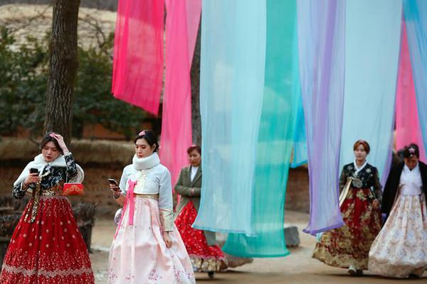 郑州高校封控期间缺日用品物资 女子捐赠8万片卫生巾