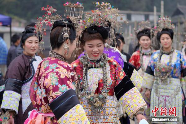 朝鲜天气预报节目换风格，主持人起身生动解说