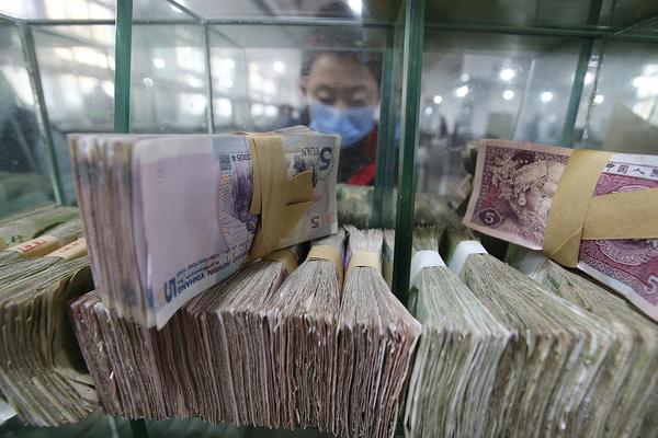 足球"老炮儿"猛起来，气势不输年轻人 不服来战
