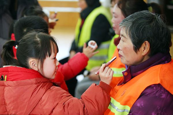 燕子河大峡谷：绿了山川 富了农家