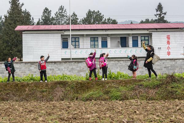 小夫妻买100平复式开启新生活 公婆来参观夸不停