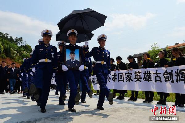 闫晓楠走光了！大战张伟丽出现令人害羞的一幕，胸都露出来了