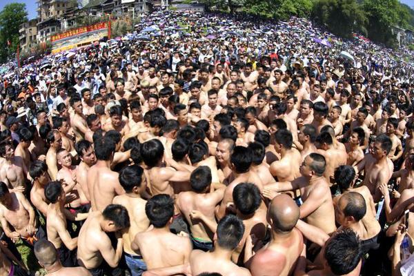 交警现身说法讲解交通安全常识