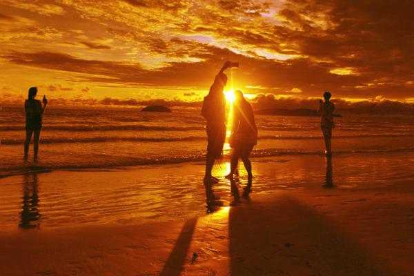 调查 | “下头塌房”争议中，谁依然爱着“顶流”玲娜贝儿？