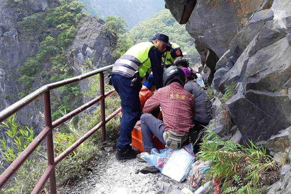 何炅过生日与汪涵一同庆祝 杨乐乐：彼此要珍惜啊