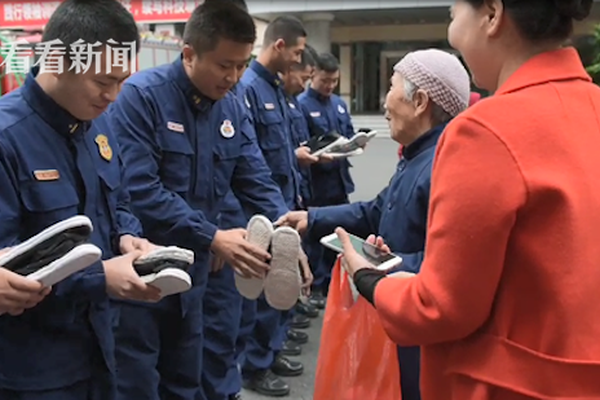 日本明仁天皇退位在即 大批民众参观..