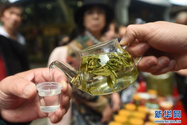 一艘4万吨新巨舰首次与国产航母同框了！她来大连准备干什么？