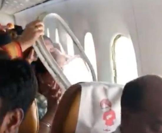 视频：印度一架客机遇气流窗户脱落 乘客惊恐大叫被