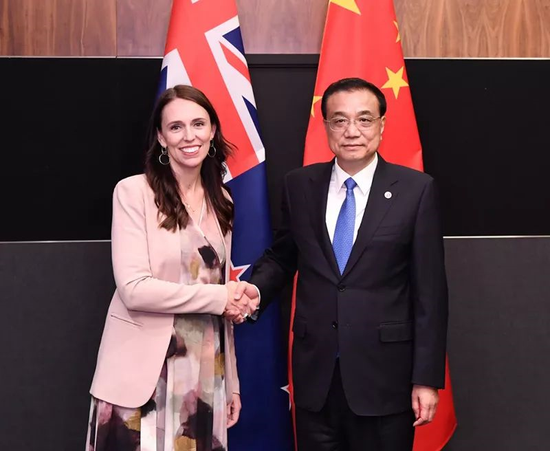 国务院总理李克强在新加坡会见新西兰总理阿德恩。新华社记者 申宏 摄