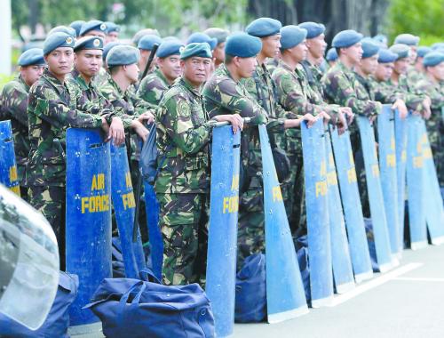 APEC峰会将于17日在马尼 拉召开。图为12日菲安全部队正 进行会前准备。