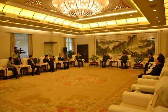 11月3日上午，省政府在10号楼第一会议室举行参事聘任仪式