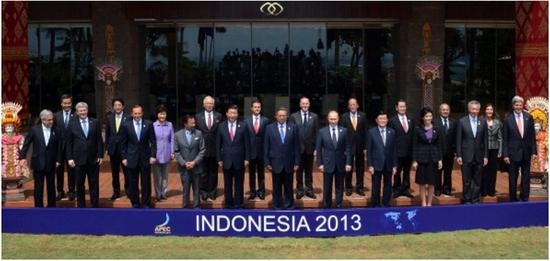 2013年印尼召开的APEC峰会领导人合影。