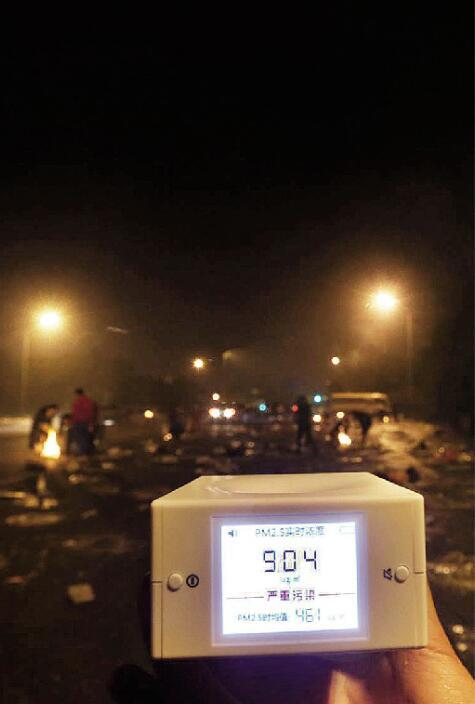 行走至安贞路南口时，测试仪上的数值增长迅速，测试1分钟后，PM2.5实时浓度达到904微克/立方米。