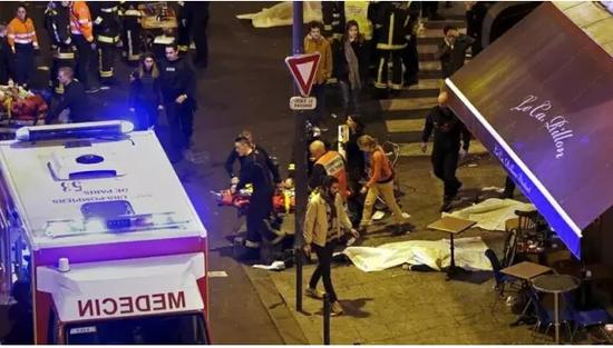 截止目前，巴黎有6处地点发生交火，整个系列恐怖袭击已经造成了至少120人死亡，而受伤者更是不计其数。袭击者方面，已有八人死亡，其中预计进行自杀袭击的七人。而球场外的三次爆炸都是来自自杀性袭击。此刻，直升机升空监督，警察和救护车穿梭在城中，法国总统奥朗德也宣布国家进入紧急状态，1500名军人进驻巴黎。不夜城巴黎实行宵禁。