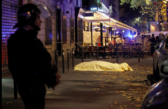 巴黎街头的遇难者遗体。