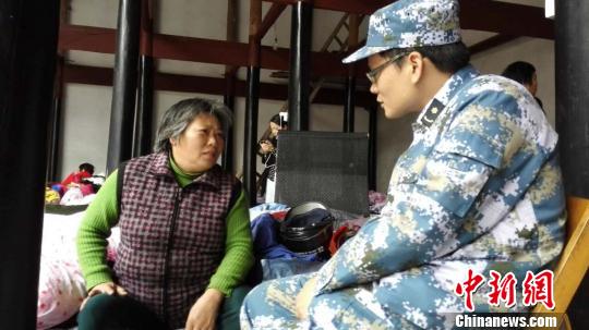 军方对灾民进行心理干预 柯文才 摄