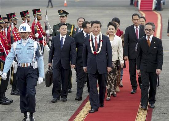 图为2013年10月2日，习近平抵达雅加达开始对印度尼西亚进行国事访问。（马占成摄）