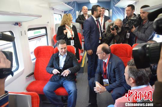 马其顿总理试乘中车株机公司动车组。　刘颖　摄