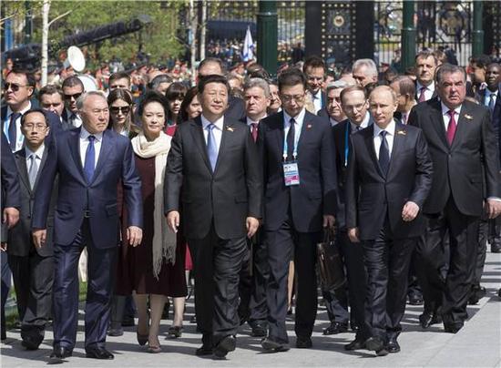 图为2015年5月9日，习近平出席俄罗斯纪念卫国战争胜利70周年庆典。（黄敬文摄）