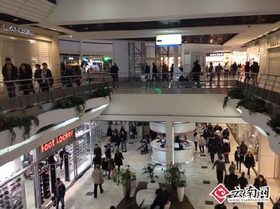 当地时间11月14日，巴黎一家商业中心，仍有不少顾客在购物。当地留学生供图。