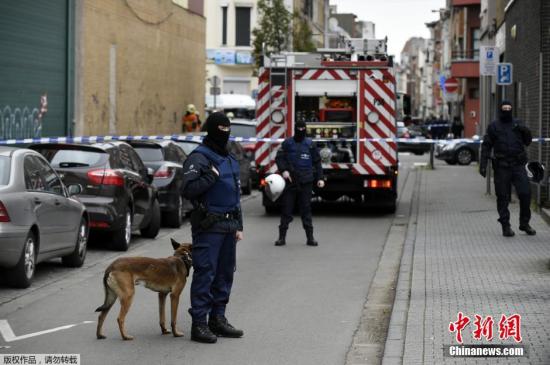当地时间11月16日，比利时警方突袭了一所位于首都布鲁塞尔郊区的一处住宅，逮捕数名与巴黎系列恐怖袭击有关的嫌疑人员。