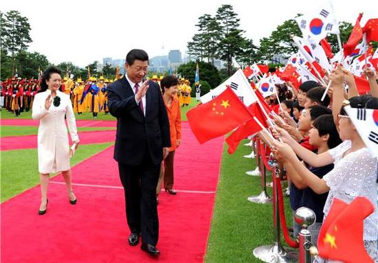 图为2014年7月3日，习近平出席韩国总统朴槿惠举行的欢迎仪式。（饶爱民摄）