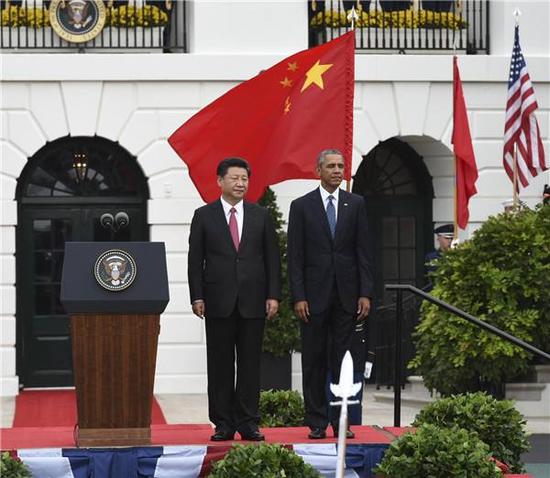 图为2015年9月25日，习近平出席美国总统奥巴马在白宫举行的欢迎仪式。（李学仁摄）