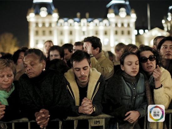 11月15日，民众聚集在法国巴黎圣母院外悼念恐怖袭击事件罹难者。