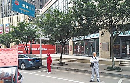 大爷大妈一人一边“站岗”
