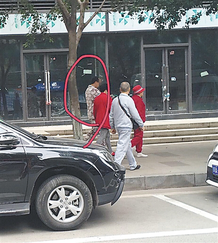 穿睡衣男子是他们的儿子