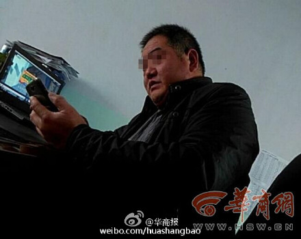 陕西洛南官员上班看剧怒吼记者滚被停职|上班