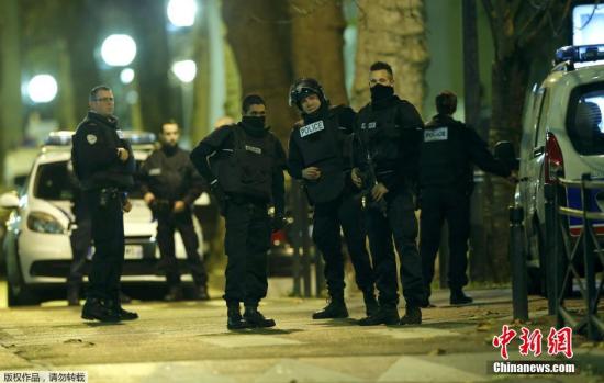 当地时间11月18日，法国警方发动追捕巴黎恐袭事件嫌犯行动，并在巴黎北部郊区爆发枪战。