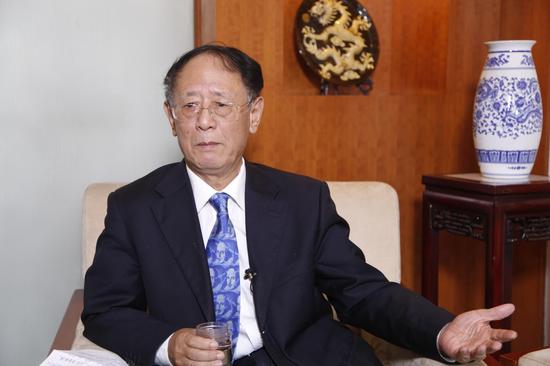 胡德平谈及父亲的一生，眼睛红了。