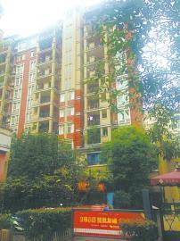 章英启居住在南岸的小区