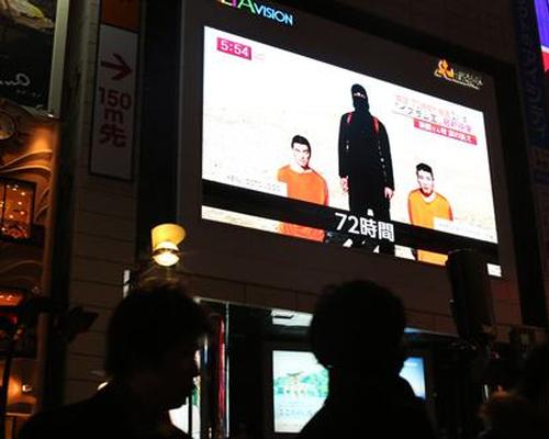 2015年1月23日，东京，一块显示屏播放有关遭绑架的日本人质的新闻。