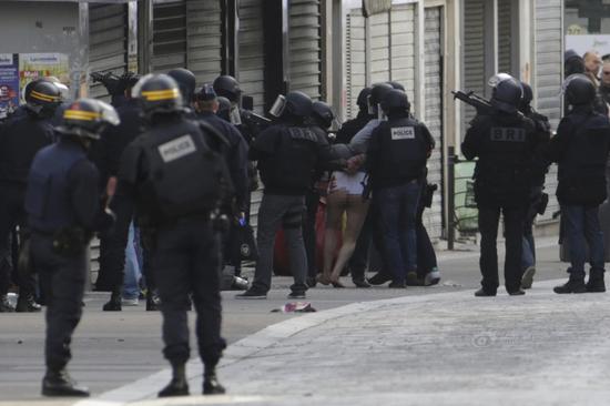 巴黎警方抓捕恐袭嫌犯