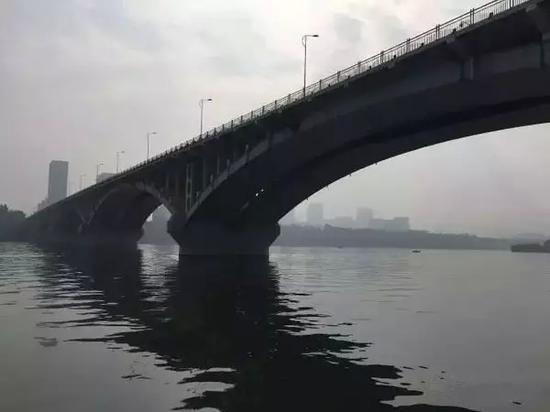 柳州市长肖文荪落水的地点附近，图片来源：微评柳州