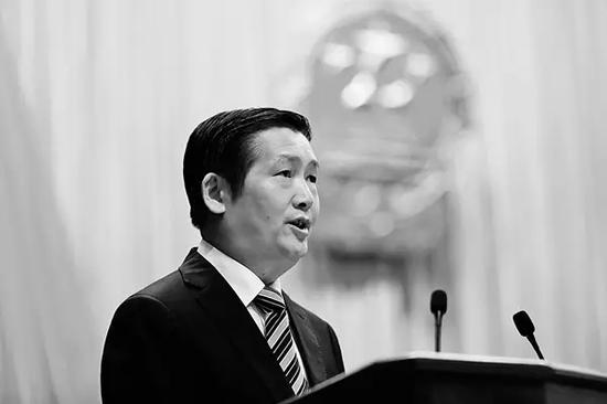 2015年1月20，广西柳州市市长肖文荪在市人大会议上作政府工作报告。图|中新