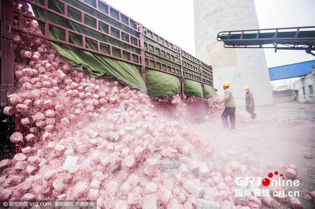 2015年11月18日，从南京运抵盐城的一车原值约30亿元残损人民币在发电公司卸货。图片来源：视觉中国