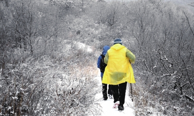      昨天，游人来到延庆海坨山观赏雪景。新华社发